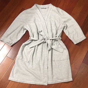 Lightweight robe with pockets